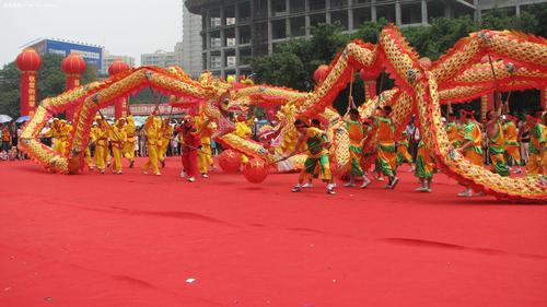 舞龙的由来_舞龙的由来和寓意